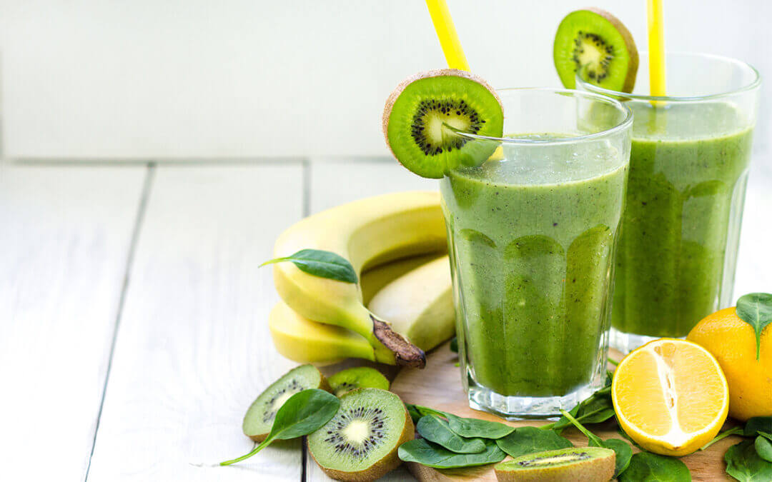 In 3 Schritten zum Feldsalat-Organge-Kiwi-Smoothie